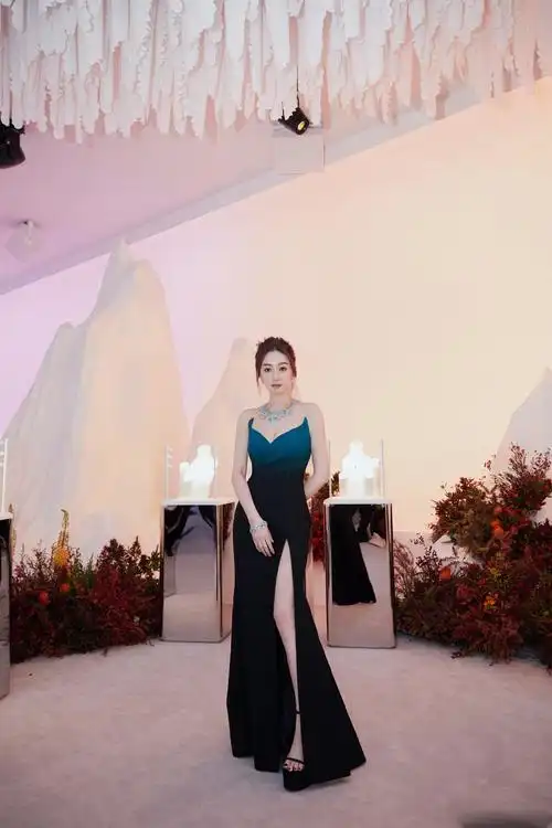 李小冉身穿蓝色渐变色高开叉礼服搭配蒂芙尼璀璨珠宝