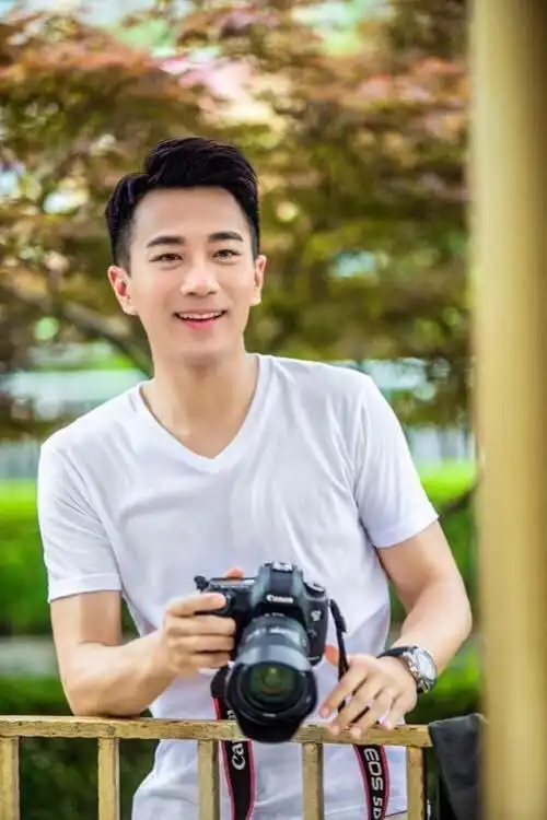 刘恺威脸部疑似出现整容后遗症脸部略显僵硬某些角度还神似黎明