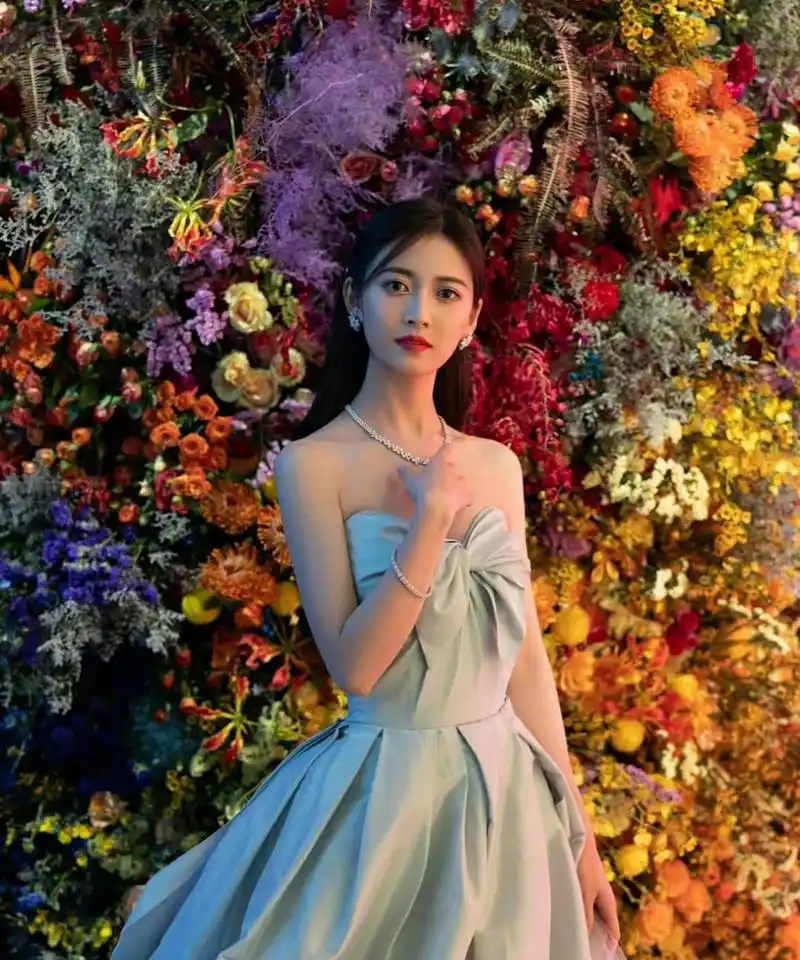 陈钰琪# 一袭灰蓝调抹胸礼服,空灵飘逸,甜美可爱,俏皮灵动