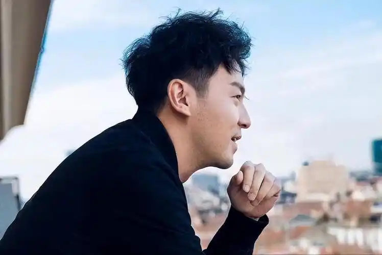 回顾雷佳音因初恋女友15岁辍学与大学同学结婚育有一女太幸福