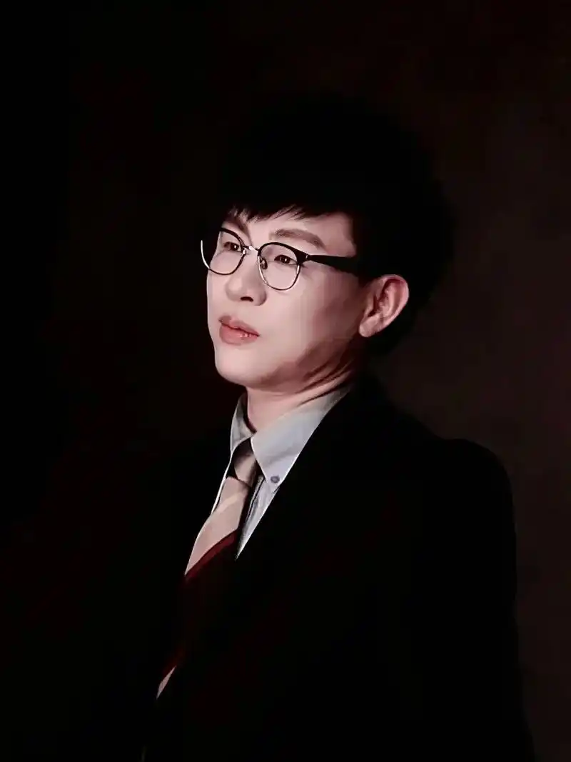 胡彦斌 #西装杀 胡老师穿西装真的帅死了!(ps:要原图的 - 抖音