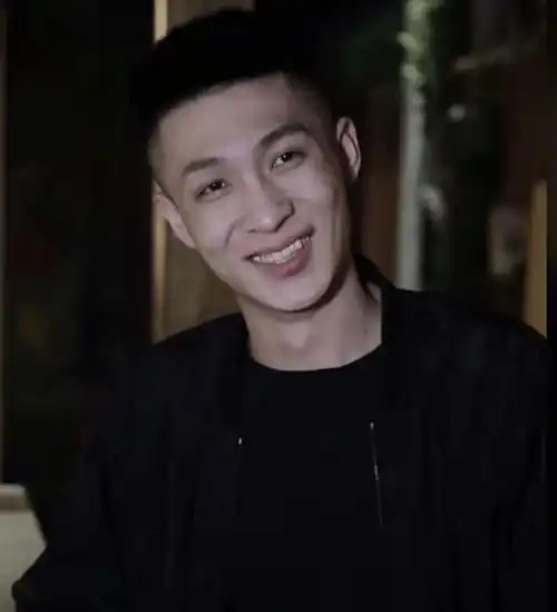 17岁的她时隔8天再发新照戴口罩吃烧烤被批是网红做派