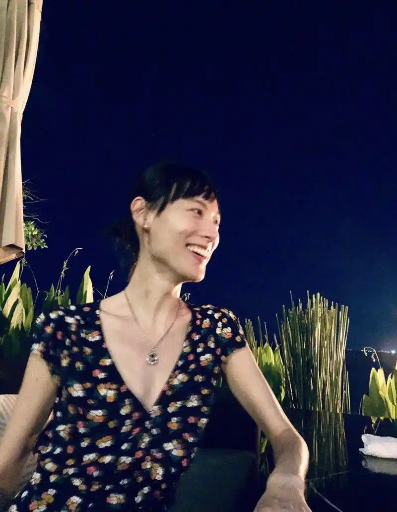 原创梁洛施阔太范十足摩卡波波头搭配雪纺蕾丝连衣裙高贵优雅