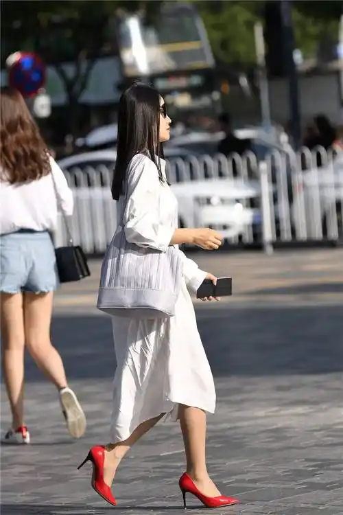 红色高跟鞋,给人不一样的感觉,尖头细跟款式,穿着的人不多_生活_风格