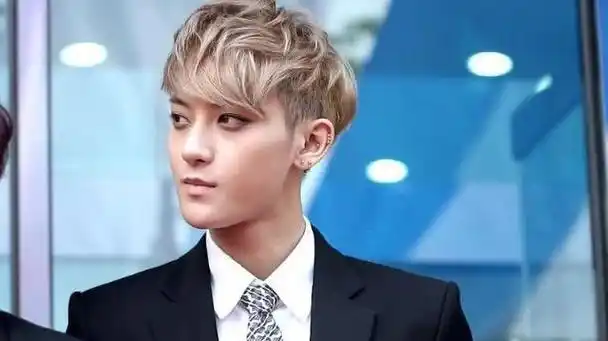 黄子韬:为哑巴发小学手语,成名后把他留在身边当助理