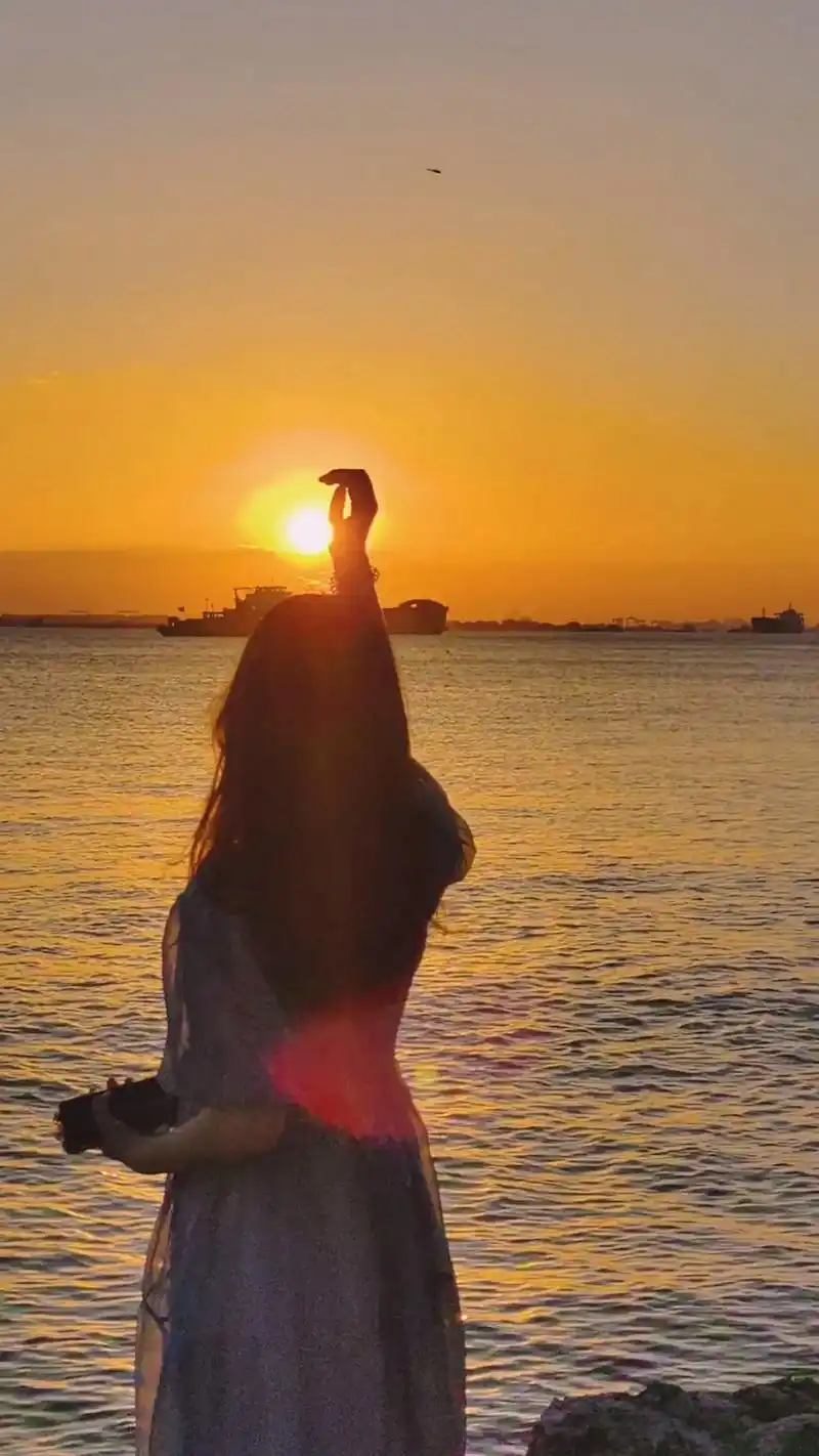 #日落🌄 #夕阳下的背影 #黄子弘凡 #晚风很温柔 - 抖音