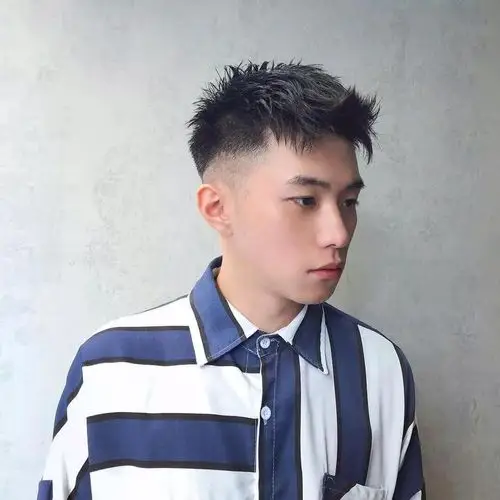 2,飞机头发型这样的发型比较适合年轻的小哥哥,简单轻盈的刘海显得