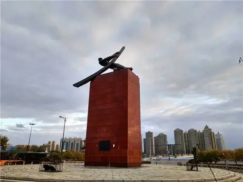 吉林市长安车友会游江城广场赏摇橹人雕塑感受激流勇进精神