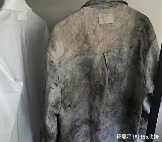湖北武汉一男子在衣柜里找衣服时发现一件又黑又破的白衬衫