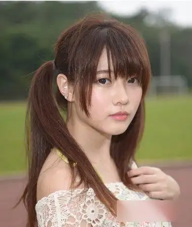 女生齐刘海侧扎马尾辫发型