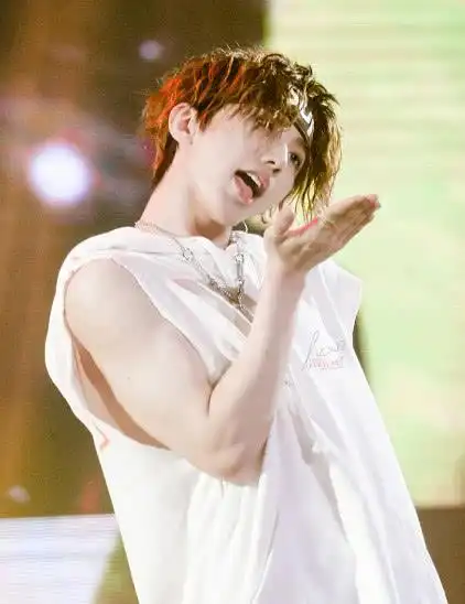 原创蔡徐坤为什么讨小学生喜欢全靠手上的秘密武器太厉害了