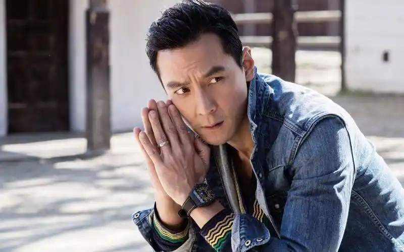 贾玲现身好莱坞片场吴彦祖发文晒照夸赞伍仕贤高圣远现身支持