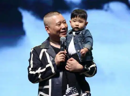 郭德纲在微博上晒出了和王惠以及两个孩子的合照,照片中的一家四口