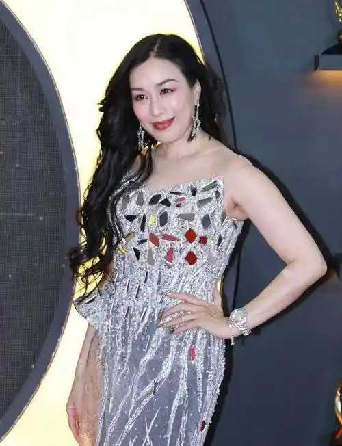 吊带款式的礼服能很好的勾勒自身修长的手臂线条,但是钟丽缇的骨架