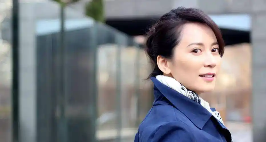 近日俞飞鸿无滤镜照片被曝出,皮肤光滑细腻,眼尾纹却十分的明显_事业