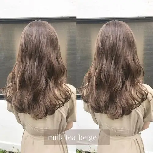 相对于全头烫卷发适合发量少的女性,这种中大卷烫发更适合发量适中或