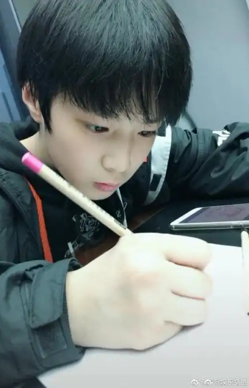 刘耀文宁波##刘耀文晒一箱作业