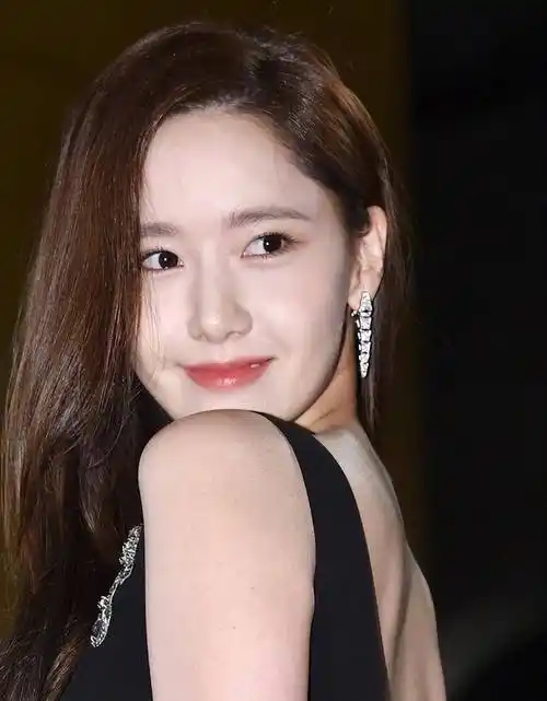 韩国第一美女的林允儿,容颜靓丽,鹿晗曾为其着迷_时尚_封面_表演