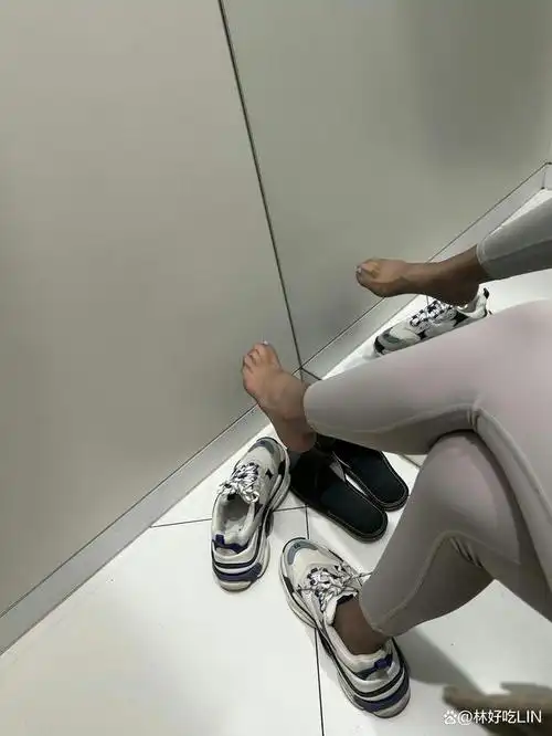 可是只要一穿丝袜,脚就会有一股浓烈的酸臭味,就算是每天洗脚也仍然会