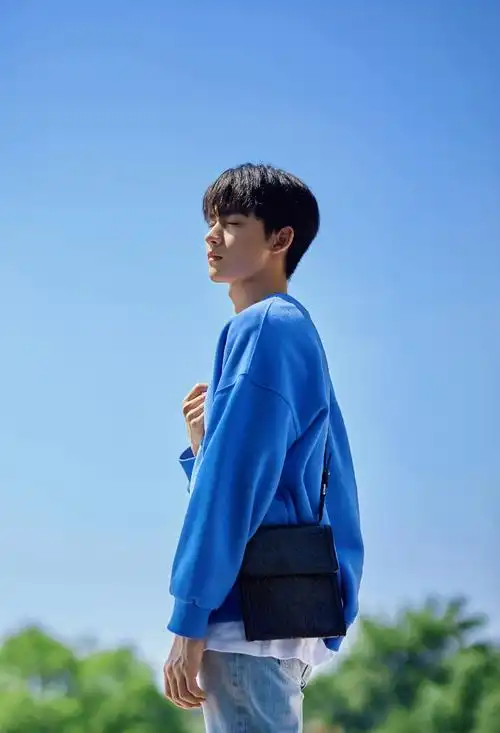 黄俊捷蓝色卫衣少年感写真图片46