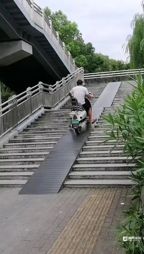 车技了得电动车上人行天桥违规吗