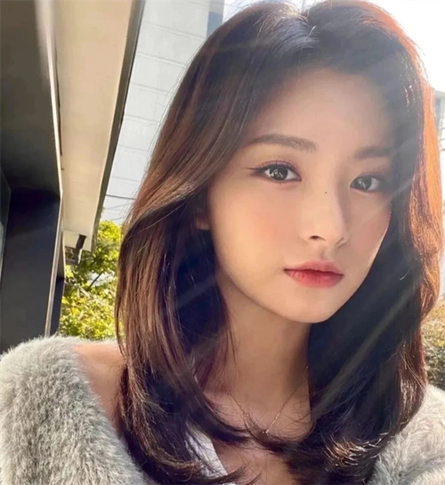 三七分刘海发型,张扬时尚个性,带给人别样的甜美,利落干练知性.