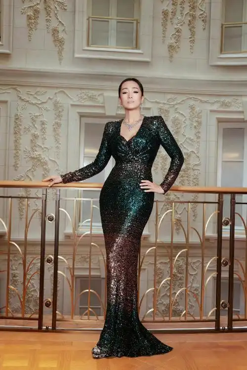 巩俐罕见现身时尚秀,保养得宜身材苗条,56岁真实状态曝光_凤凰网