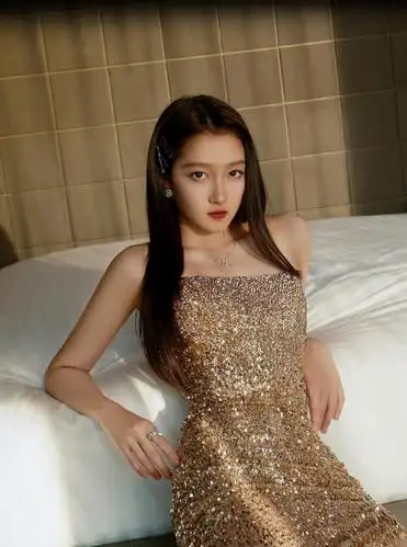 关晓彤透视礼服尽显性感魅力再也不是关大壮好身材一览无余