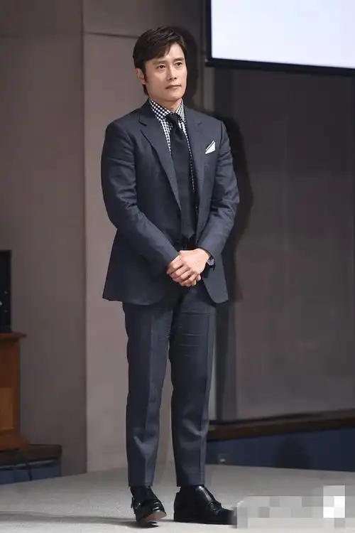 韩国影评奖李秉宪摘影帝 孙艺珍透视黑裙优雅亮相【组图】