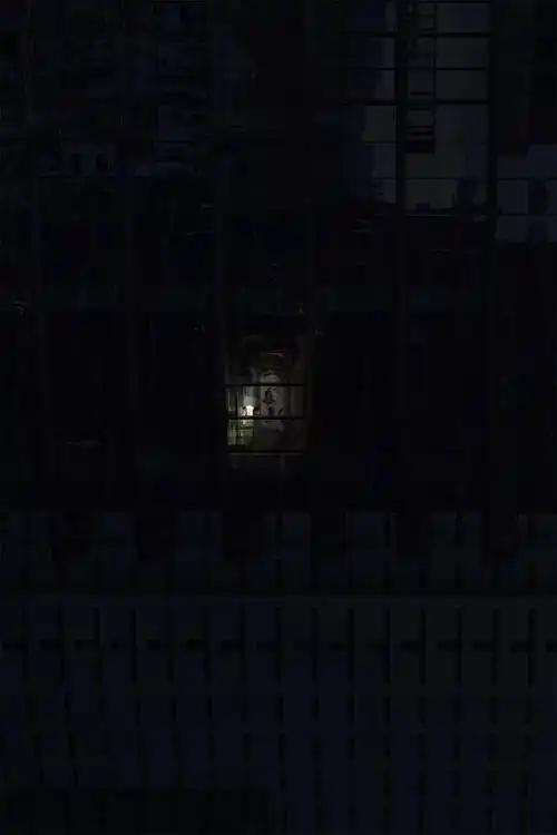 孤独共存一晚上数千张照片他拍下了深夜房间开着灯的人