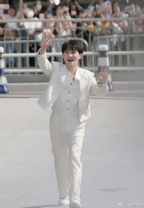 周深模仿阿姨丝巾拍照