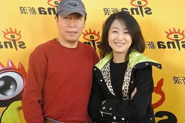 原来,倪大红的老婆是央视著名主持人倪萍的妹妹倪炜,说到她的名字大家