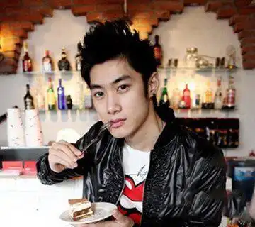 男生黑色短发鲨鱼头发型图片及介绍