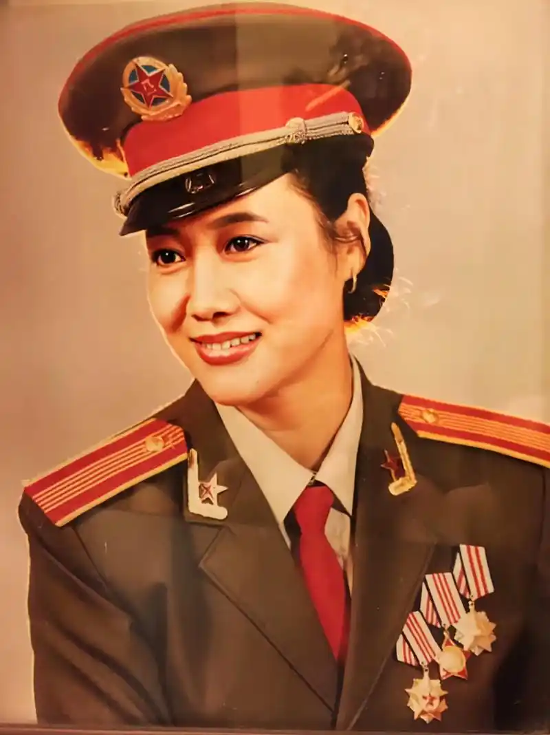 老戏骨王丽云早年军装照.