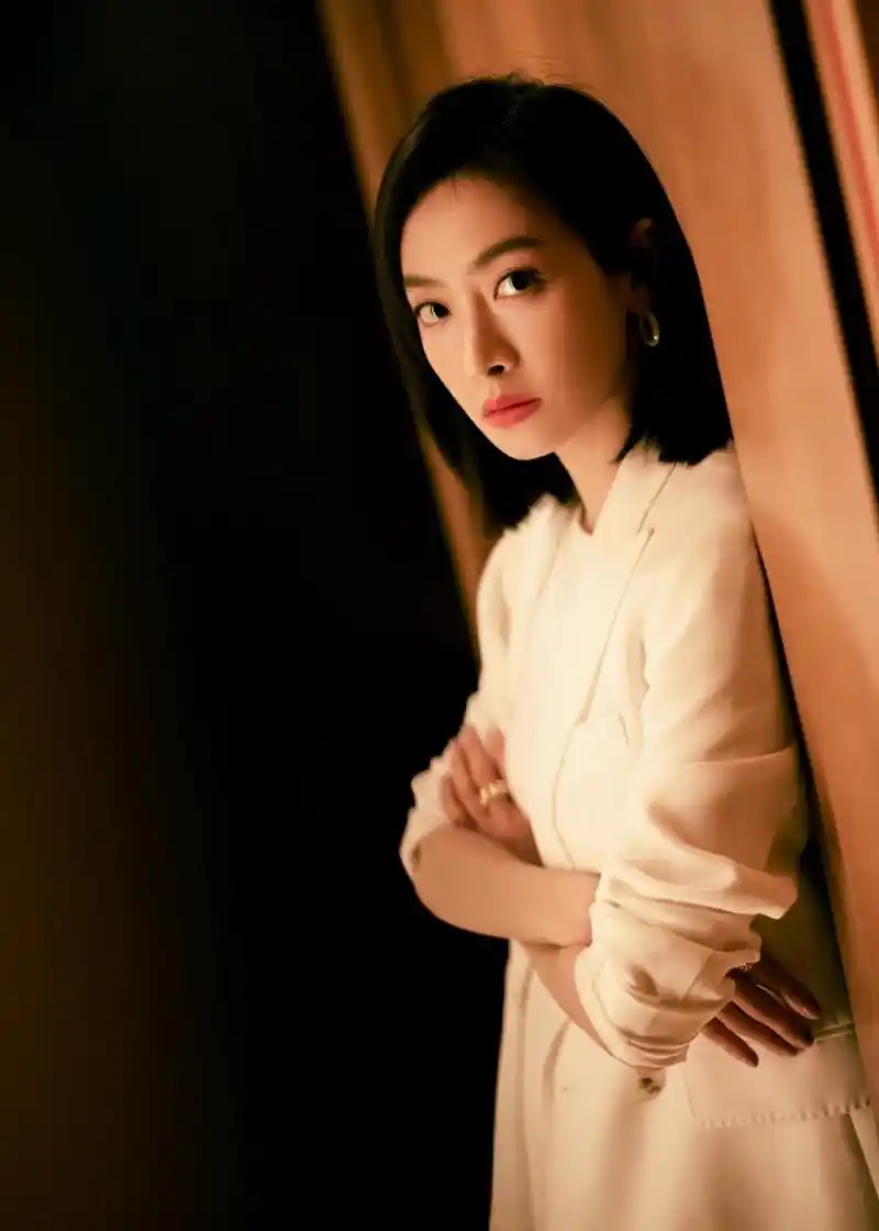 宋茜短发齐刘海#宋茜换新发型啦,美女就是能驾驭住任何造型,她真的很