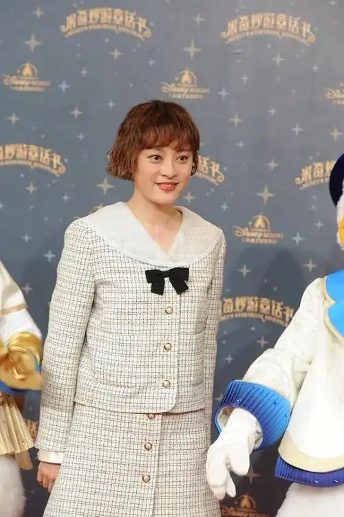 孙俪烫泡面头却藏不住老态怼脸拍感觉胖了但气质赢了