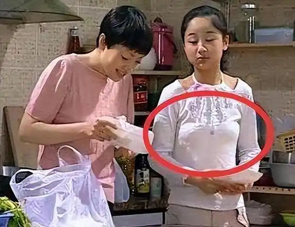 小雪的扮演者杨紫年纪尚小,正值青春期,无论是在现实生活中还是在电视