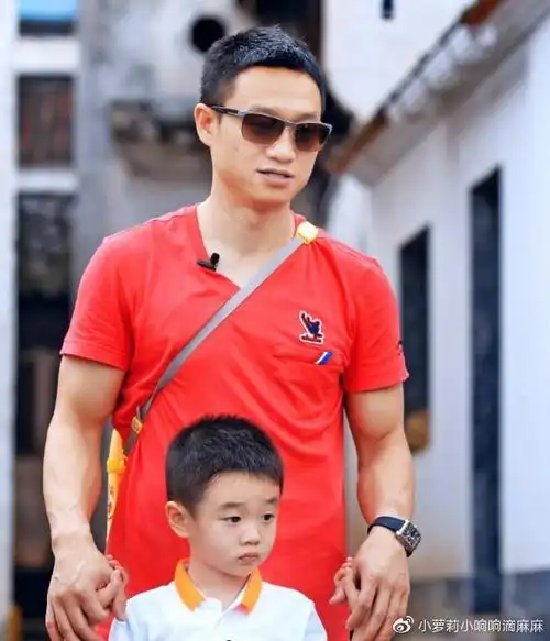 他是爸爸去哪儿的杨阳洋今11岁腿就和爸爸一样长了