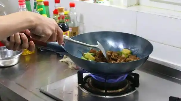 为何说会做饭的人都用"铁锅",不用"不粘锅"?试过你就懂了!