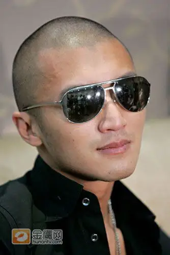 谢霆锋光头造型亮相 现场连线张柏芝(组图)