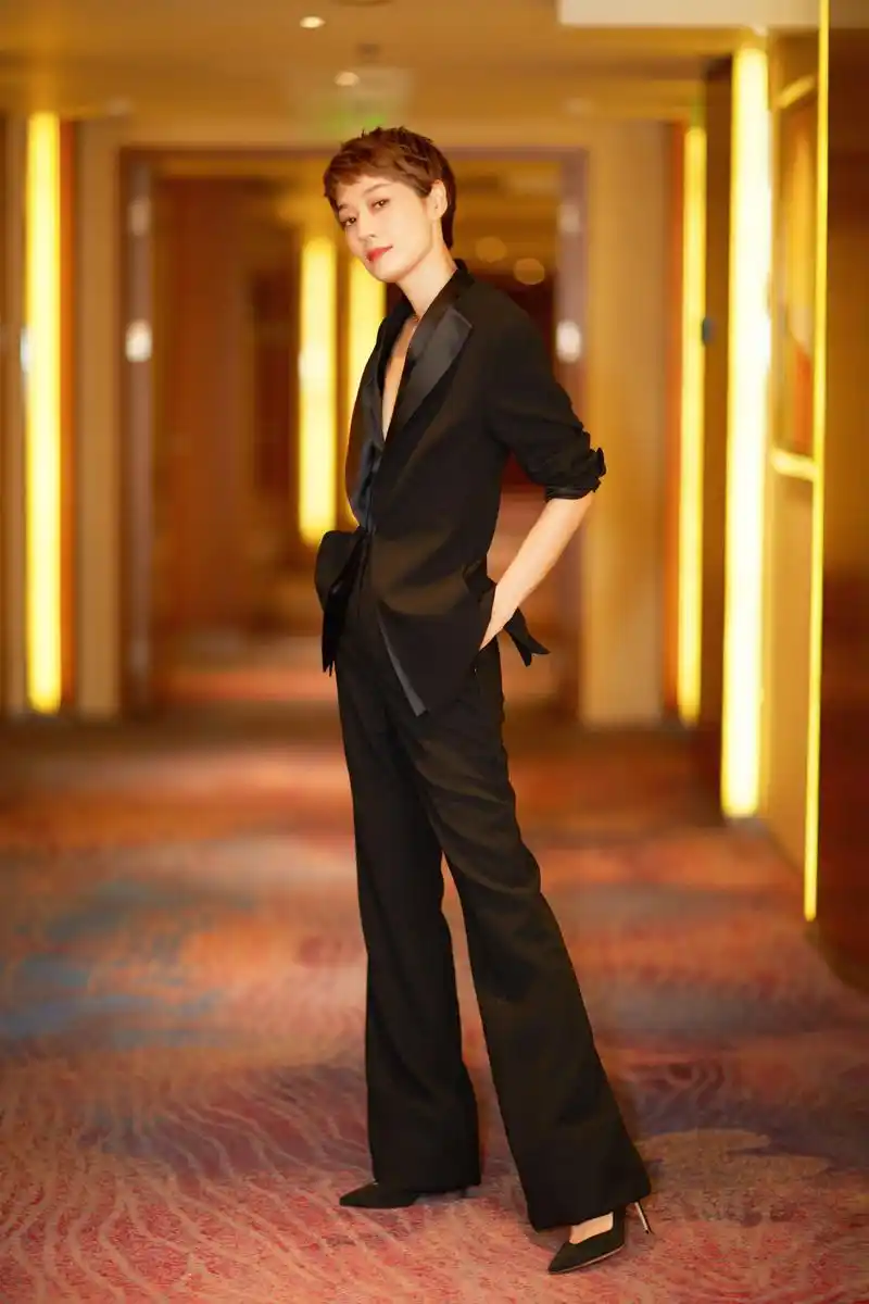 马伊琍身着黑色真空西装彰显曼妙身材,金色项链在精致锁骨上夺目吸睛