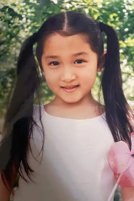 关晓彤罕见晒童年双马尾照,皮肤黝黑但五官精致从小美到大