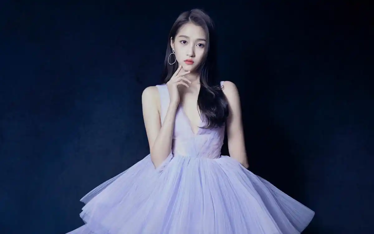 关晓彤真是女大十八变,越来越有女人味