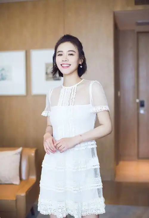 马思纯白色裙子