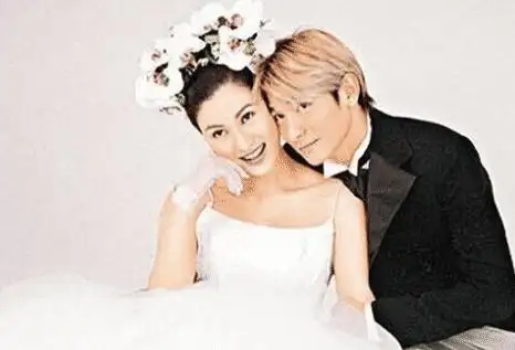 原创怪不得刘德华不愿意晒自己老婆,看到结婚照后,网友:这谁敢晒啊!