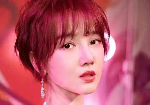 原创陈小纭出道前照片被曝光高颧骨塌鼻子这是换头了吧