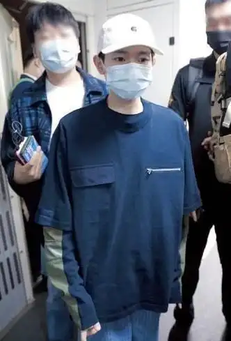 王源这套白色穿搭看着没什么亮点但感觉真清爽少年感挡不住