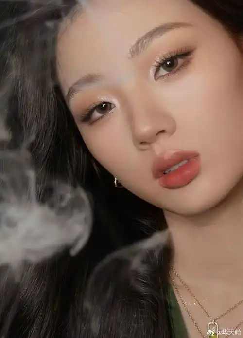 春晚明星妆容大赏##单依纯新年鎏金眼妆##化妆师华天崎##华天崎工作