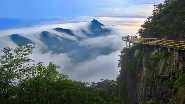 明月山景区(aaaaa)位于江西省宜春市,它因山上"有石夜光如月"而得名.