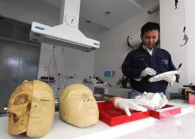 作为一名遗体化妆师,王刚的职责就是帮助逝者体面地走完人生最后的一